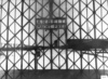 Tor zum KL Dachau mit der Aufschrift „Arbeit macht frei“. (AIPN)