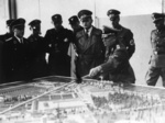 Deutsche Beamten bei einem Besuch in KL Dachau, im Vordergrund an dem Modell des Lagers des SS-Standartenführer Dr. Wilhelm Pfannenstiel; Januar 1941 (AIPN)