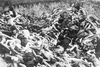 KL Bergen-Belsen - ein Massengrab ermordeter Häftlinge; April 1945 nach der Befreiung des Lagers. (AIPN)