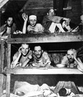 KL Buchenwald - Häftlinge im Lager auf Stockbetten; April 1945, nach der Befreiung des Lagers. (AIPN)