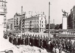 Truppen der Wehrmacht marschieren durch die Straßen von Warschau; 1. Oktober 1939 (AIPN)