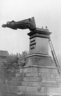 Deutsche zerstörten in Krakau das Denkmal von Adam Mickiewicz, einem der größten polnischen Dichter; 17. August 1940 (AIPN)