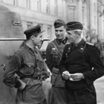 Deutsche und sowjetische Soldaten während der Militärparade, die ein Symbol der deutsch-sowjetischen Waffenbrüderschaft war; Brest am Bug, am 22. September 1939. (AIPN)