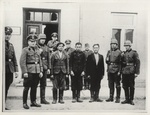 Die Beamten der deutschen Einsatzgruppe der Sicherheitspolizei mit drei Polen, die durch das Kriegsgericht zum Tode verurteilt wurden. Das Bild wurde in Płońsk im September 1939 gemacht. (AIPN)