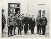 Die Beamten der deutschen Einsatzgruppe der Sicherheitspolizei mit drei Polen, die durch das Kriegsgericht zum Tode verurteilt wurden. Das Bild wurde in Płońsk im September 1939 gemacht. (AIPN)