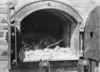 Majdanek (KL Lublin) nach der Befreiung 1944. Das Innere eines Krematoriumsofens mit verbrannten menschlichen Überresten. (AIPN)