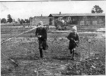 Die ältesten Söhne von Max Pauly, Kommandant von KL Stutthof, beim Spaß auf dem Gelände des Lagers; wahrscheinlich 1942. (AIPN)