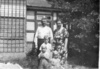 Max Pauly, Kommandant von KL Stutthof, mit seiner Frau und Kindern vor dem Haus in Danzig-Langfuhr; zwischen 1939 und 1942 (AIPN)