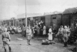 Die Juden aus dem Warschauer Ghetto auf dem Weg zum Umschlagplatz in die Vernichtungslager Treblinka. (AIPN)