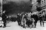 Die von den Deutschen während des Aufstands im Warschauer Ghetto aus der Stadt geführten Juden; April-Mai 1943 (AIPN)