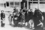 Ungarische Juden in KL Auschwitz-Birkenau auf dem Weg in die Gaskammern. (AIPN)